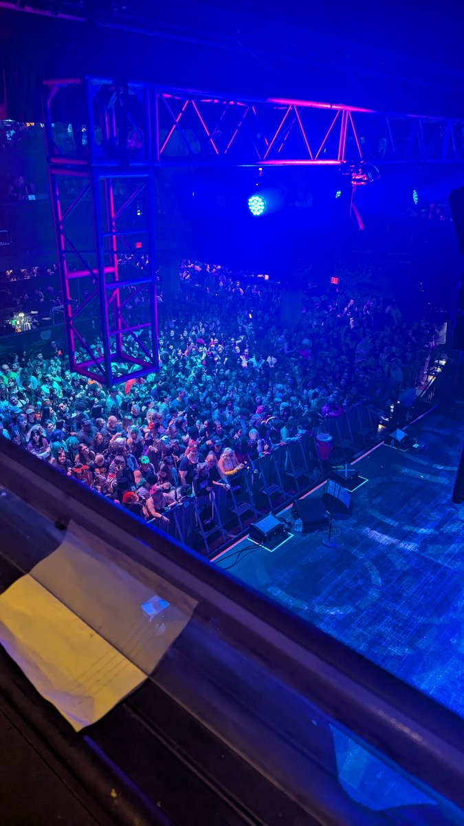 Moreuxx's tweet image. We just open for this, what a beautiful crowd. 
I&apos;m going to cry
@CLOUDSAVEBAND 
@LivingTombstone 
@TheJakeneutron