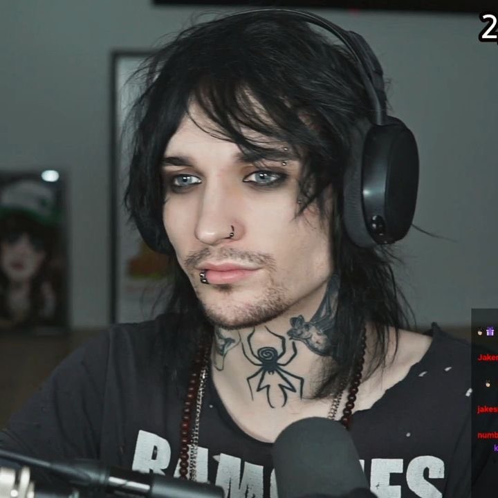 Unpopular opinion but Johnnie with facial hair is fine asf