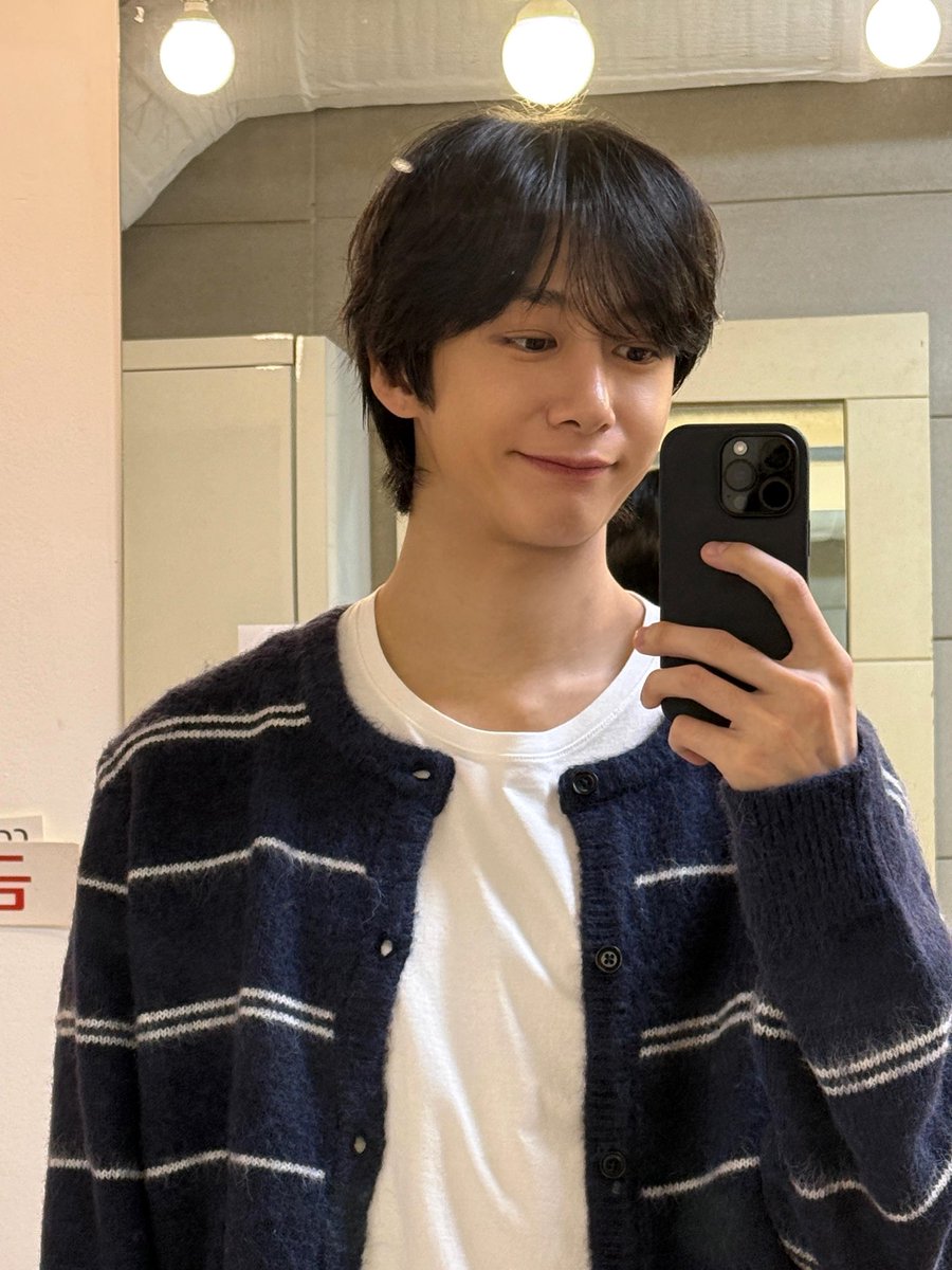 thefangirlblub's tweet image. Like the stars, kiss the moon in the dead of the night, Do what you want with my mind. You and me🔥 and ❄️ 

(After a while post another mbbsd again with our fav things to do🤳❤️)

#monbebeselcaday #mbbsd #mbbselcaday
#MONSTAX #몬스타엑스 #형원