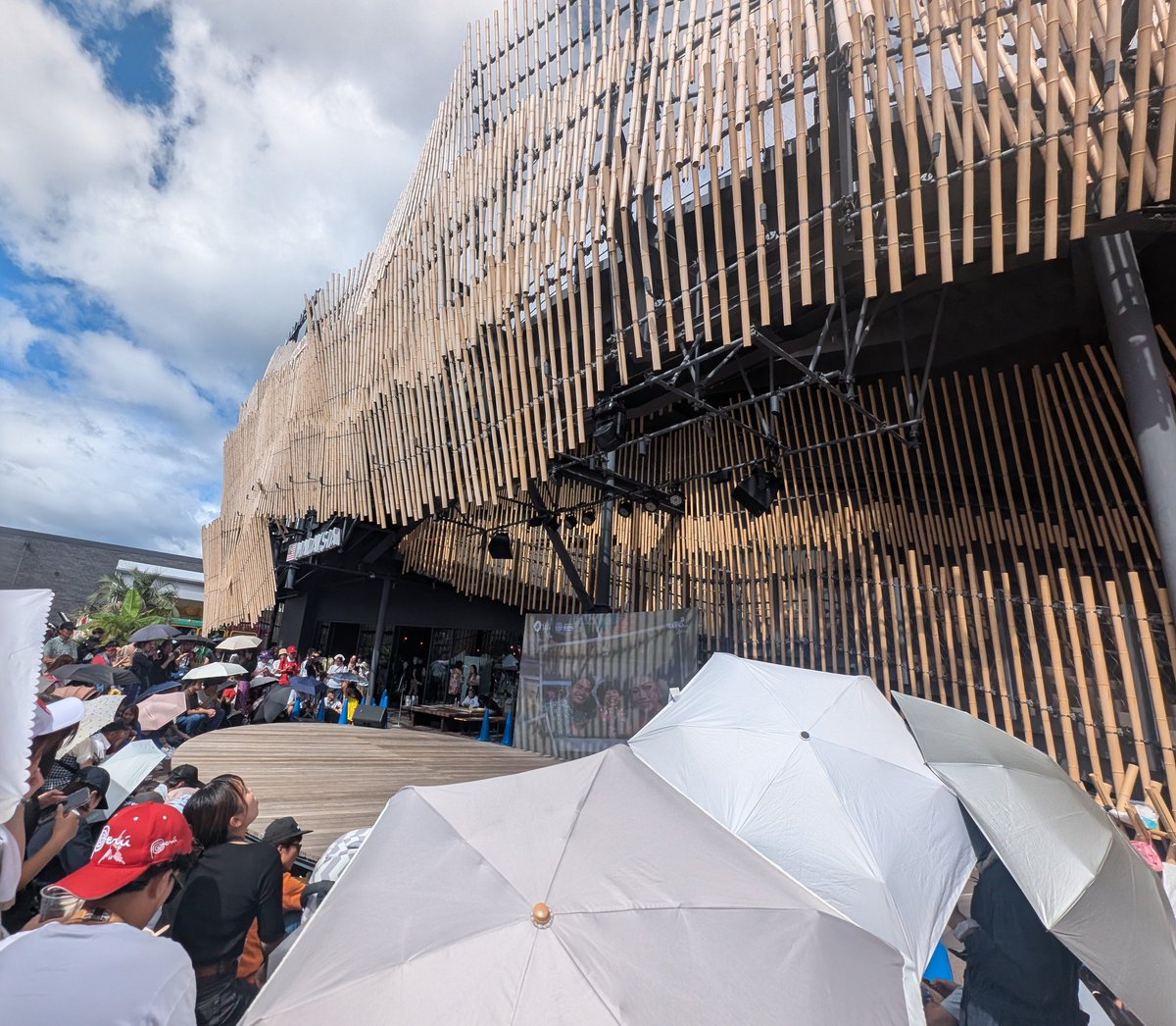 お世話になった万博も今日で終わりですので、合間に各所にご挨拶周りしてます
一番最初に常連化したことに自負があるマレーシアショーも見納めになるのは寂しいですが、全てに感謝
僕は運が良い。

万博お越しの方にも久しぶりにお会いできたらと思ってます!!
ぜひご連絡ください🙇