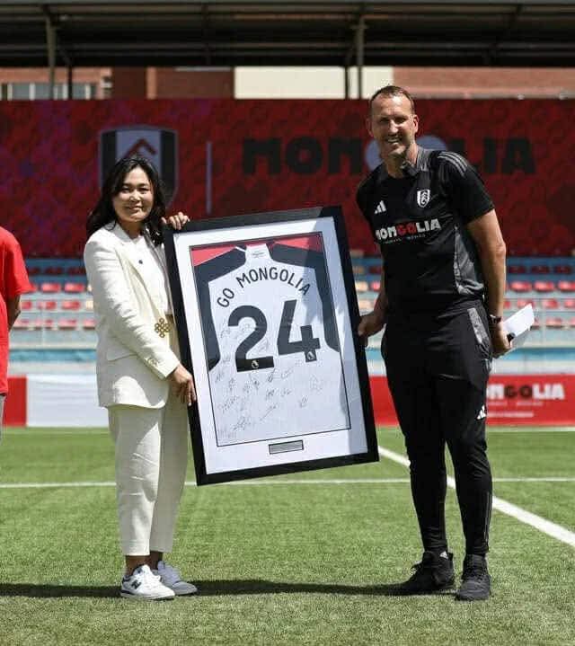 Английн fulham багт тамирчдын халаалтын хувцсан дээр go mongolia гэж бичүүлнэ гээд 6 тэрбум төгрөг өгсөн байдаг. Эд нар мөнгөний их багын хэмжүүрээ бүрэн алдчихсан байгааг тод харуулсан үйл явдал болсон доо. Шоудаж саагаж явж байгаад fulham багийн нэг нөхөртэй таараад, тэгвэл би