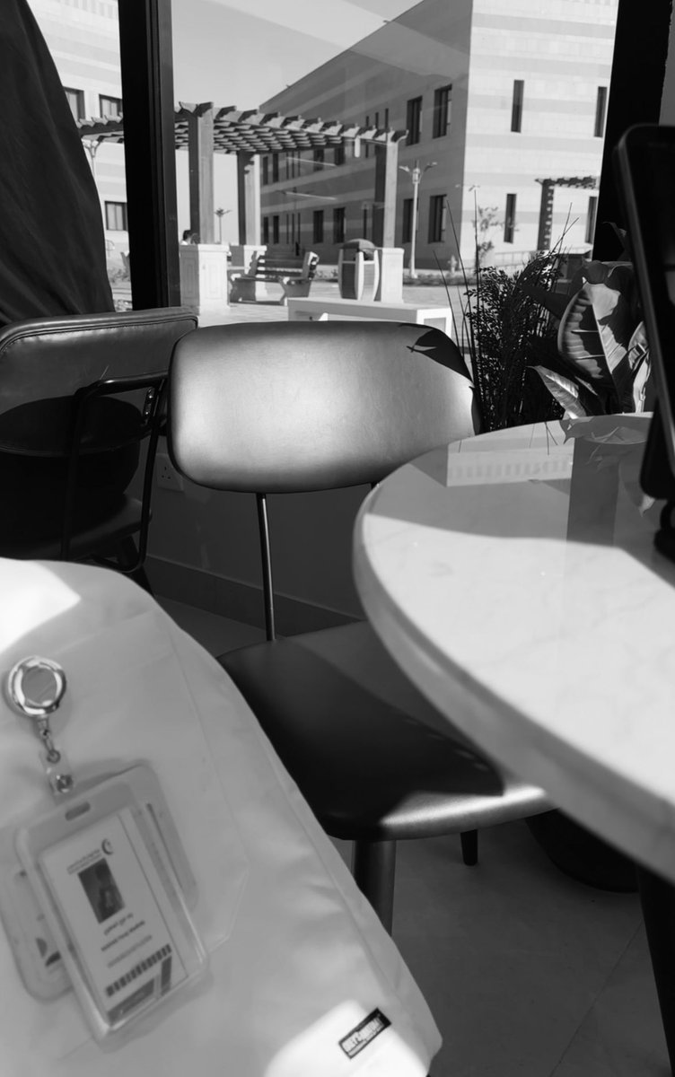 بين البقاءِ والرّحيل
بين التوقف والأستمرار

بين الشيء واللأشيء
بين اليأس واللابأس