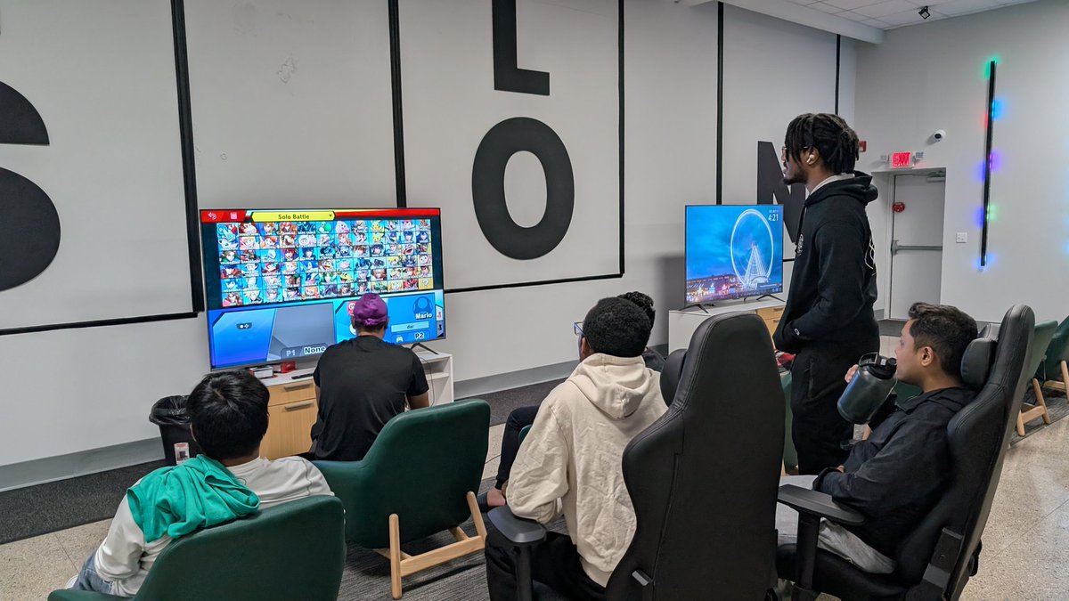 steelvalleybtc's tweet image. Hosted a #SuperSmashBros 🎮 tourney at @Bethany_College! Gave a talk 🗣️ on advocacy, #blockchain basics, and why #Bitcoin &amp;gt; dollar.

Chatted with CS &amp;amp; engineering students — one showed me his Crypto(dot)Com wallet (DOGE &amp;amp; PEPE 😅), so we compared it to #BTC &amp;amp; ETH chart history.