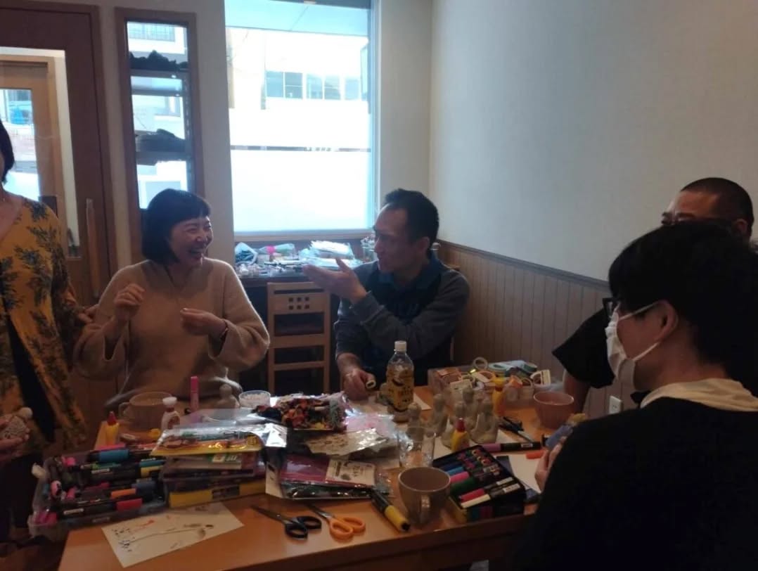 Tengshing_K's tweet photo. 再び「吐き出し喫茶」を開催します！何か吐き出したいことがある方もない方も、ぜひお越しください。

吐き出し喫茶
ゲスト:風間天心　美術家、僧侶
日時：10月18日(土) 13:00-17:00
場所：三○一会館（札幌市東区北20条東1丁目2-41前田ビル301号室）
ゲストメニュー：神様づくり、おまじないづくり https://t.co/AUIrDUtO7x