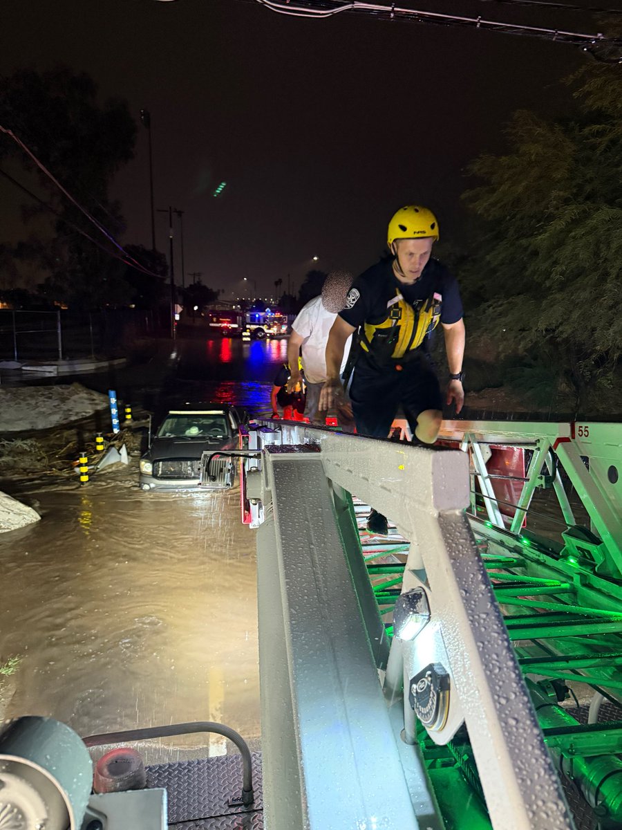 🚨Tucson Fire was dispatched to a second swift water rescue at  6:17 this evening near East Calle Betelgeux and South Avenida Planeta. An occupied pick-up was stuck near the Alamo Wash in about four-feet of water. 
Ladder 9 was able to extend the aerial ladder and safely rescue
