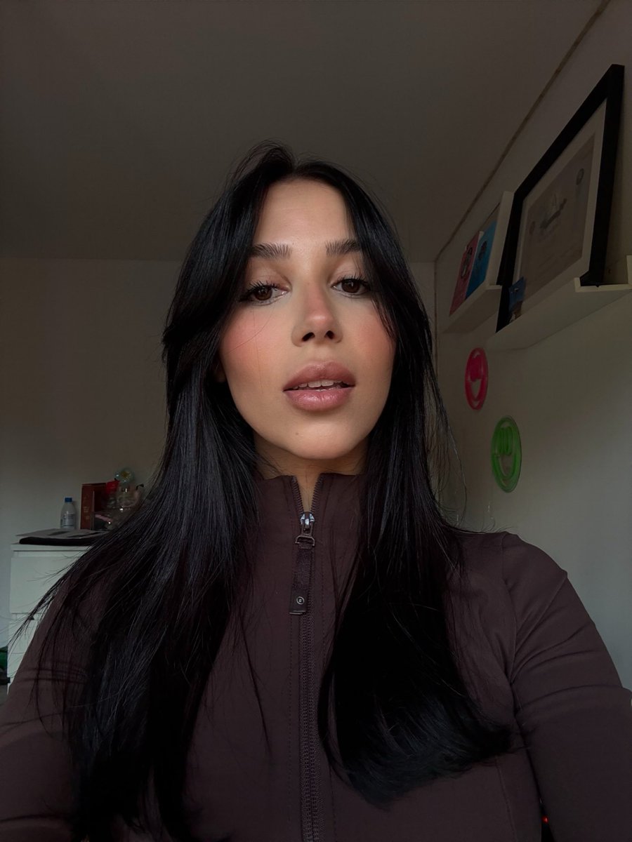 a beleza dessa mulher é surreal.