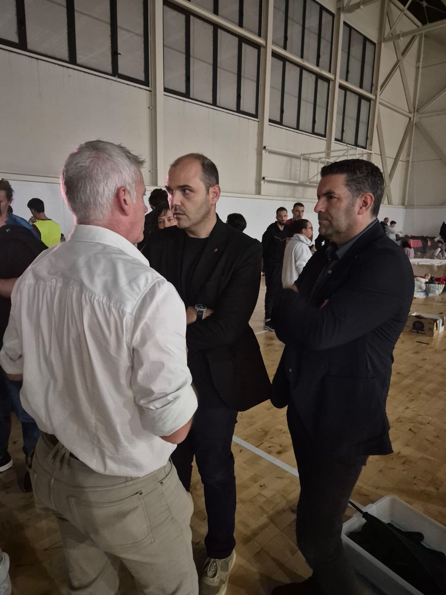 Visitant el centre esportiu d’Amposta i al seu alcalde <a href="/adamtomas/">Adam Tomàs i Roiget</a>. Molt agraït per la tasca dels alcaldes i alcaldesses de Terres de l’Ebre que han aportat tots els recursos i dedicació per ajudar a fer front a l’emergència. <a href="/ajamposta/">Ajuntament d'Amposta</a>
