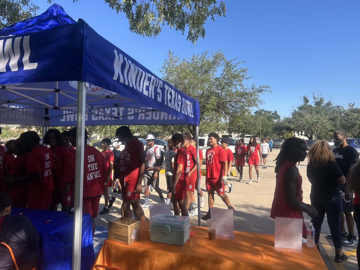 Our students athletes did an amazing job giving back at the Deplechin Children Day of Caring sponsored by the Houston Texans and the Texas Bowl. Thank you to our coaches, students, and parents!  ⁦<a href="/HISDAthletics/">Houston ISD Athletics & UIL Academics</a>⁩