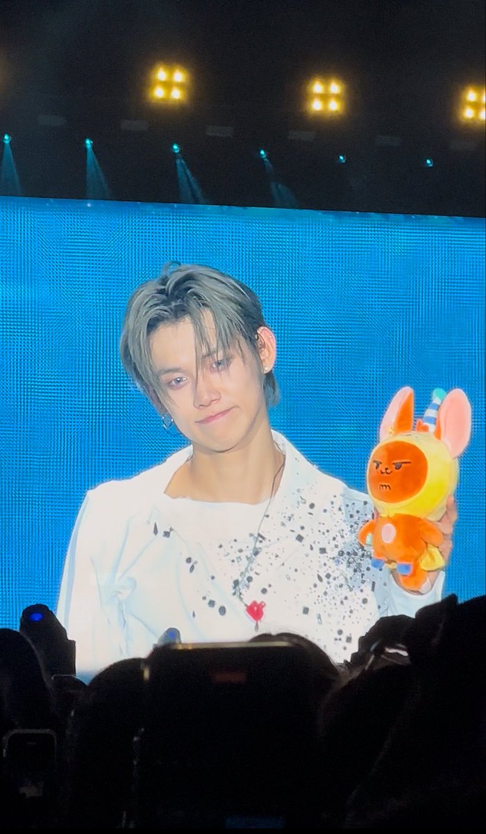 hwangchooniee's tweet image. admin went to see txt and i was righteously there to support my dad on his birthday :3