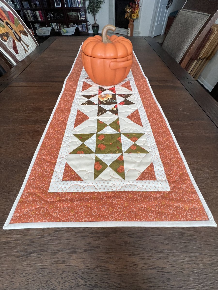 angelhw1956's tweet image. Quilted Fall/Thanksgiving Table Runner tuppu.net/24c6a423 #TeaTimeQuiltsnMore #Etsy #TableLinens