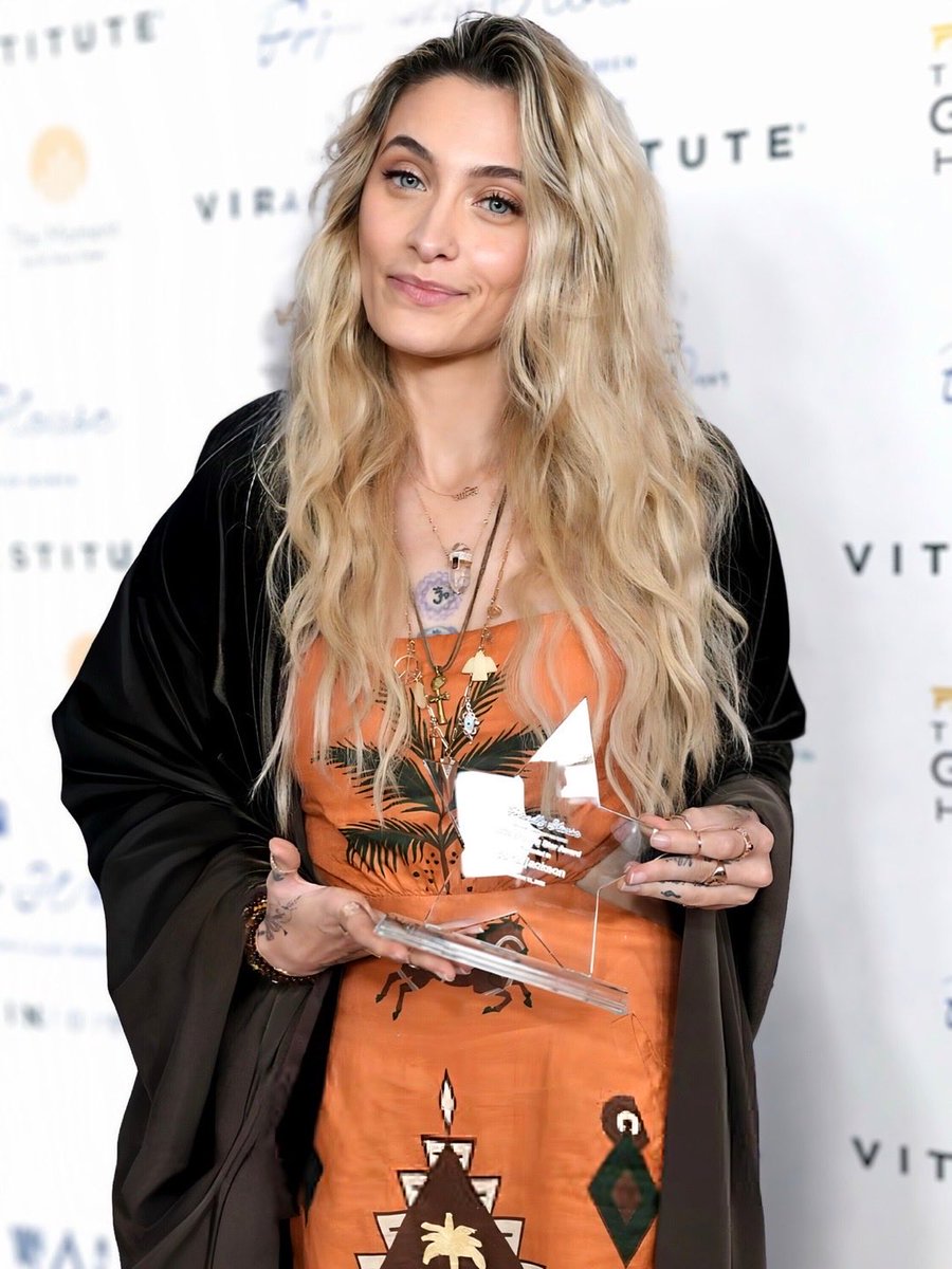 HaaftenRenate's tweet image. ✨️ On October 11, Paris Jackson  received the “Shining Star” Award .
This award is a more than deserved recognition for the incredible social work supporting women in mental health and recovery from chemical dependency.
"She is a creative force, an advocate for recovery and…