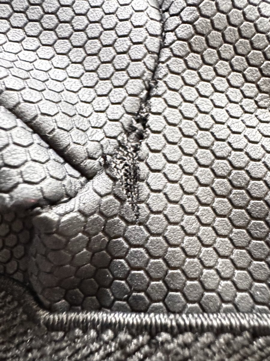 sasukoimama's tweet image. 当時なので、約3年前にコーナンで購入したグローブ🧤
携帯は触れるし、中々お気に入りだったので、今日まで使ってたけど、流石にゴムは伸び、破れてきたので、ご卒業します💕今日まで守ってくれて有難う🙏因みに次買ったのはドンキのグローブです😂
#おばいく  #グローブ　#有難う