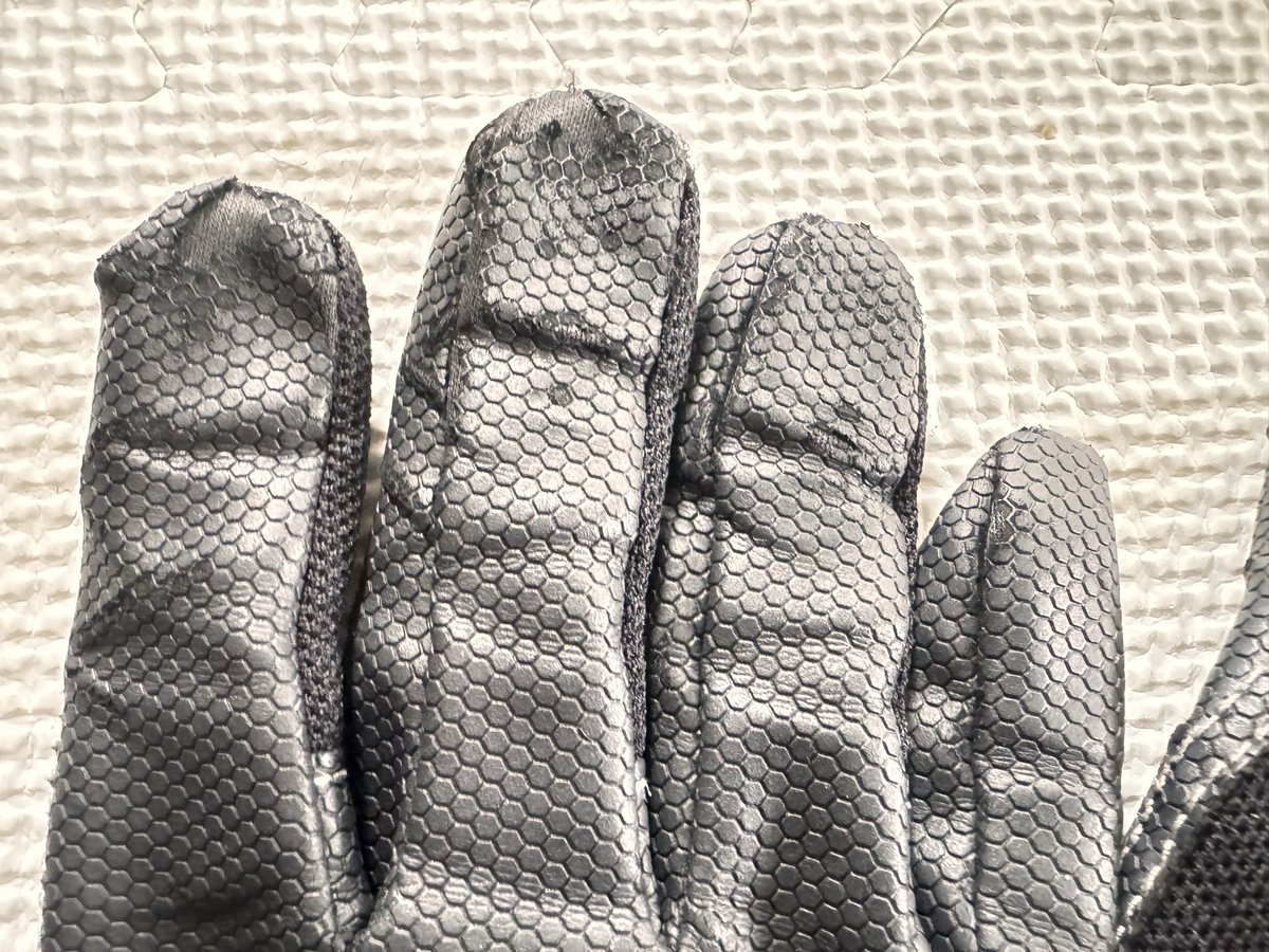 sasukoimama's tweet image. 当時なので、約3年前にコーナンで購入したグローブ🧤
携帯は触れるし、中々お気に入りだったので、今日まで使ってたけど、流石にゴムは伸び、破れてきたので、ご卒業します💕今日まで守ってくれて有難う🙏因みに次買ったのはドンキのグローブです😂
#おばいく  #グローブ　#有難う