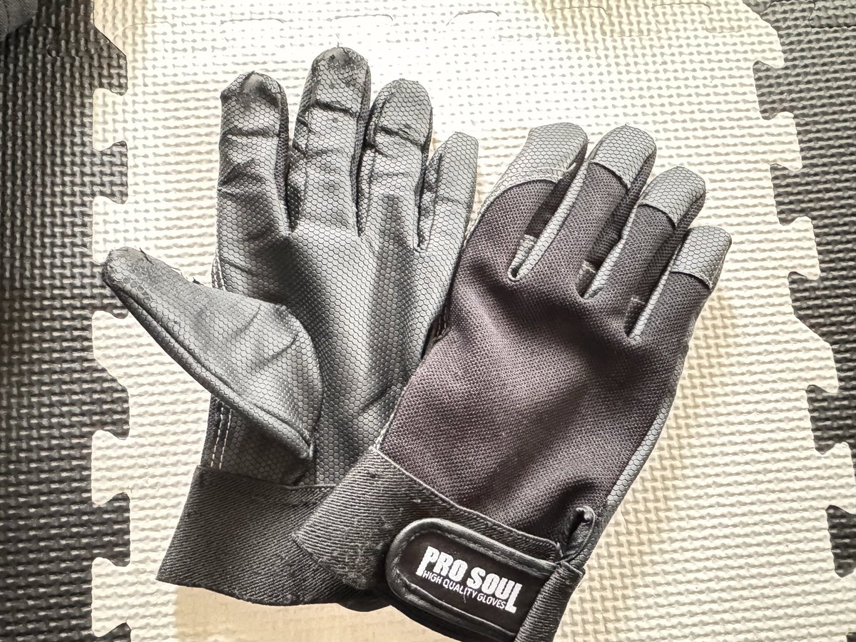 sasukoimama's tweet image. 当時なので、約3年前にコーナンで購入したグローブ🧤
携帯は触れるし、中々お気に入りだったので、今日まで使ってたけど、流石にゴムは伸び、破れてきたので、ご卒業します💕今日まで守ってくれて有難う🙏因みに次買ったのはドンキのグローブです😂
#おばいく  #グローブ　#有難う