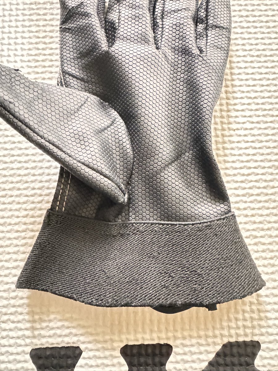 sasukoimama's tweet image. 当時なので、約3年前にコーナンで購入したグローブ🧤
携帯は触れるし、中々お気に入りだったので、今日まで使ってたけど、流石にゴムは伸び、破れてきたので、ご卒業します💕今日まで守ってくれて有難う🙏因みに次買ったのはドンキのグローブです😂
#おばいく  #グローブ　#有難う