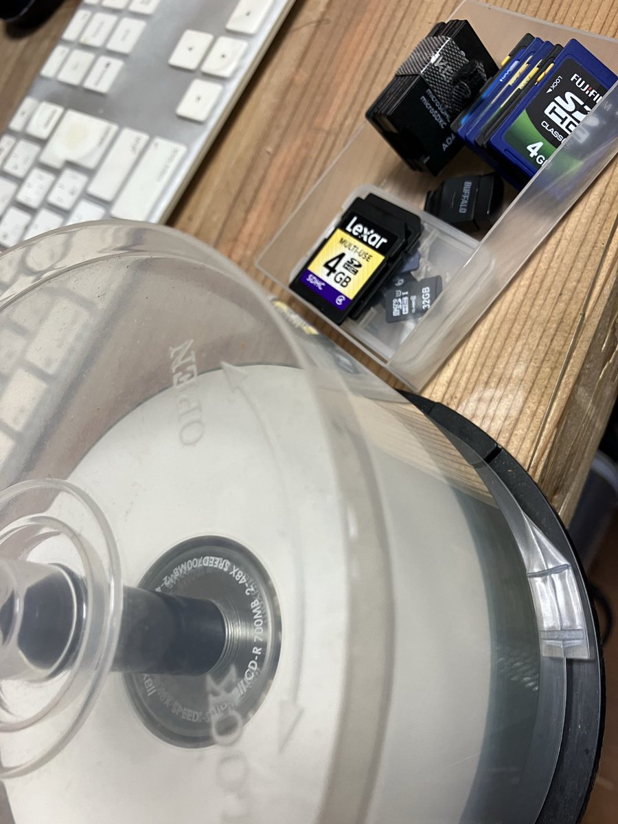 以前はディスクで納品してたんだけど。
最近のパソコンはディスクスロットがないタイプが多い。
USBメモリ、SDカードやマイクロSDも考えたけど、
クラウドに上げてQRコードの方が親切なのかもなぁ。スマホだけっていう人も多いだろうし。