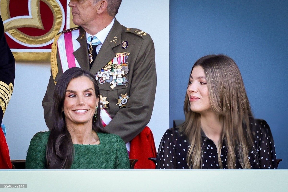Primer plano Letizia embobada con su marido y en el segundo plano, Letizia dándose cuenta que Sofía se va a burlar después sobre eso jajajaja