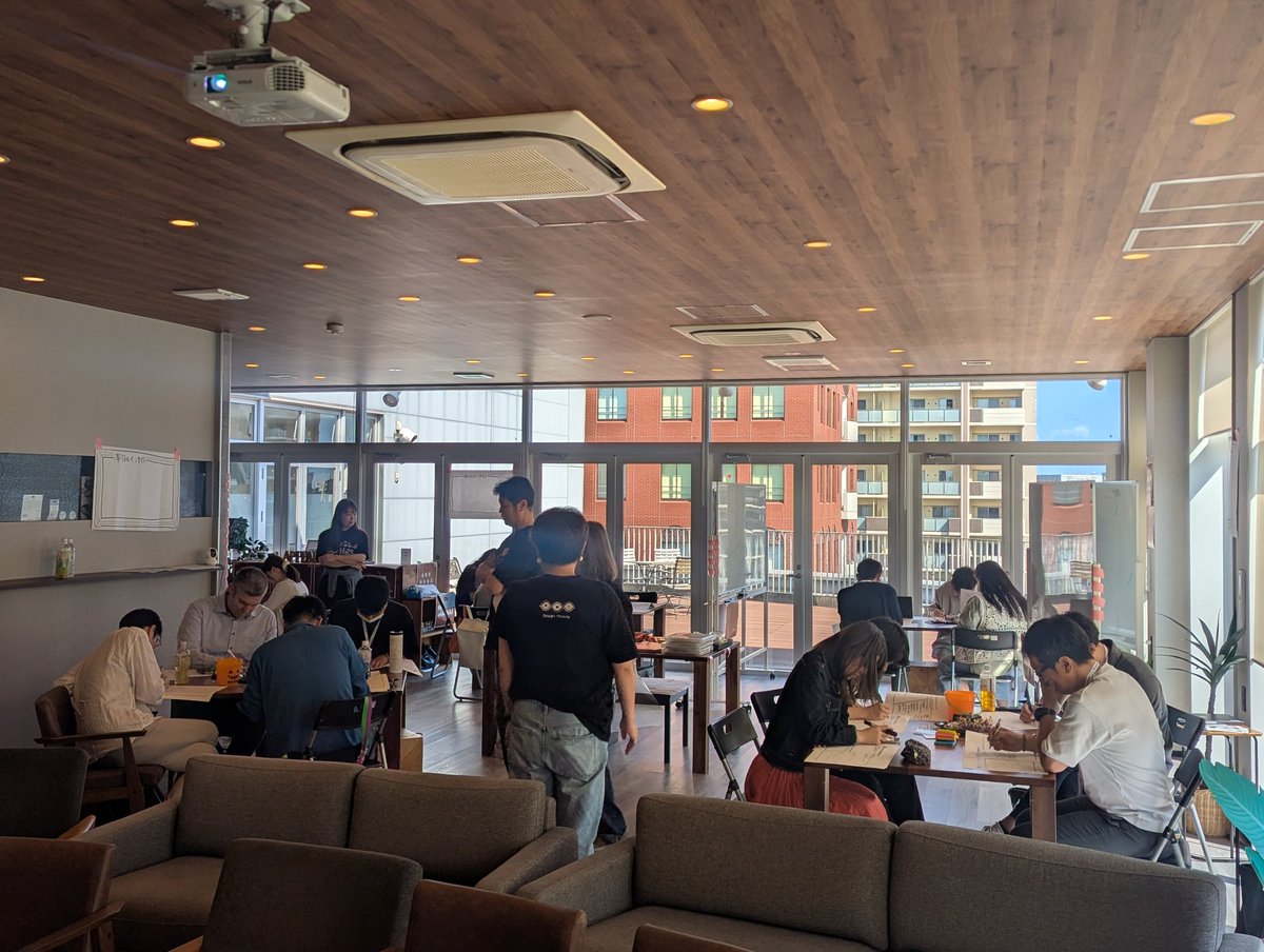 一昨日からの痛風発作で体調が絶不調ですが、なんとか福岡から大分まで来て、Oitaイノベーターズコレジオの講義（Day5）に来ています。
本日は最終回に向けて各チームの発表アイデアを発案する日です。
ゲスト講師として、SAPの原さんをお招きして、終日デザイン思考のワークショップを行います。