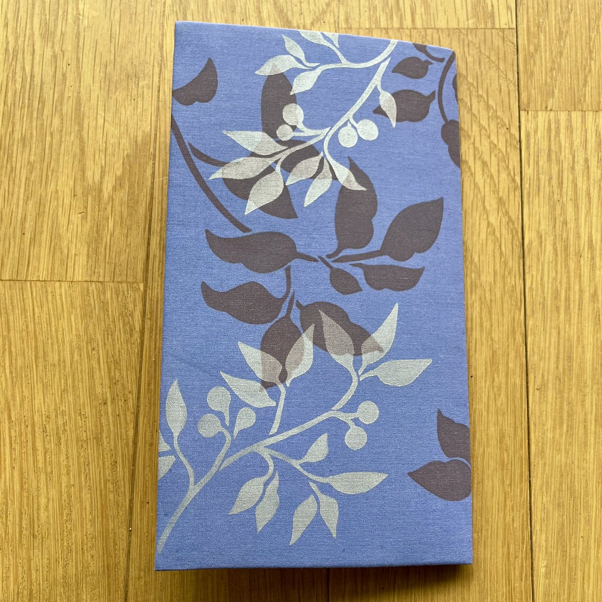 いまさらマスクケースが必要になってしまったので自作してみました！
だいたいの大きさだけ決めてテケトーに作った割には良き按配かと(笑)