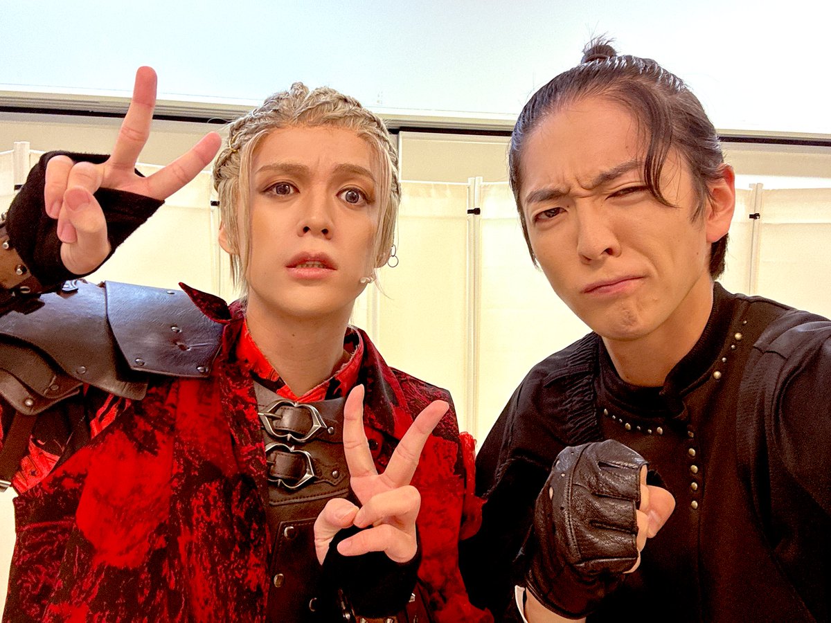 舞台「RE:BIRTH」　#ボルステ
本日最終日、配信もあります⚔️
毎日座組全員で命を燃やした作品も
今日でお終いです
最後まで、どうぞ応援のほど
よろしくお願い致します！

お写真は『岳咜』役、横田龍儀さん📸
最高で最強の漢の闘い🔥
最後まで見逃さないでください！！！