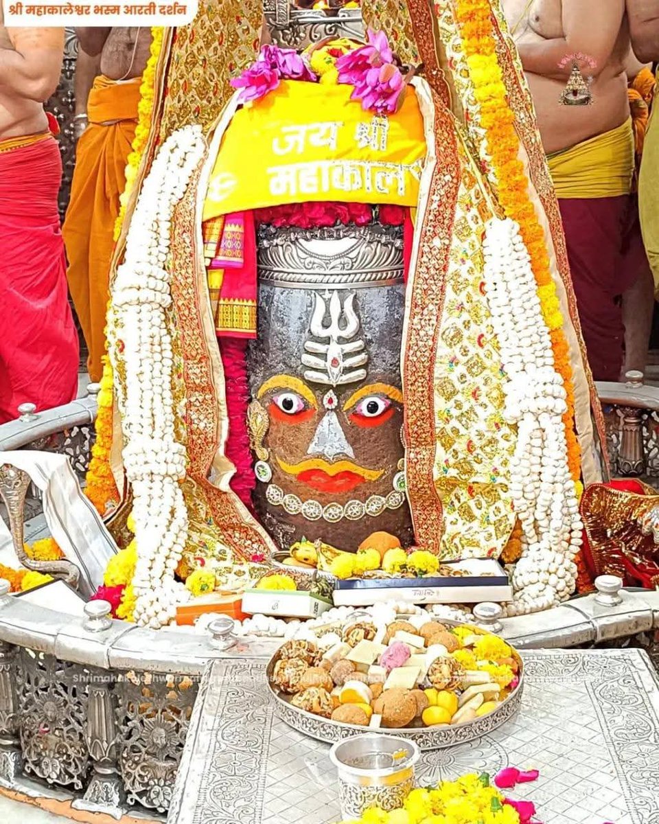 आज 13 अक्टूबर सोमवार के बाबा महाकाल के दर्शन
                     ॐ नमः शिवाय
                हाथ जोड़कर तुम्हे मनाऊँ, 
                आंखों के आसूं भेट चढ़ाऊँ, 
          मोती समझकर इन्हें स्वीकार करना, 
  शरण है तेरी महाकाल उन भक्तों का ख्याल रखना।