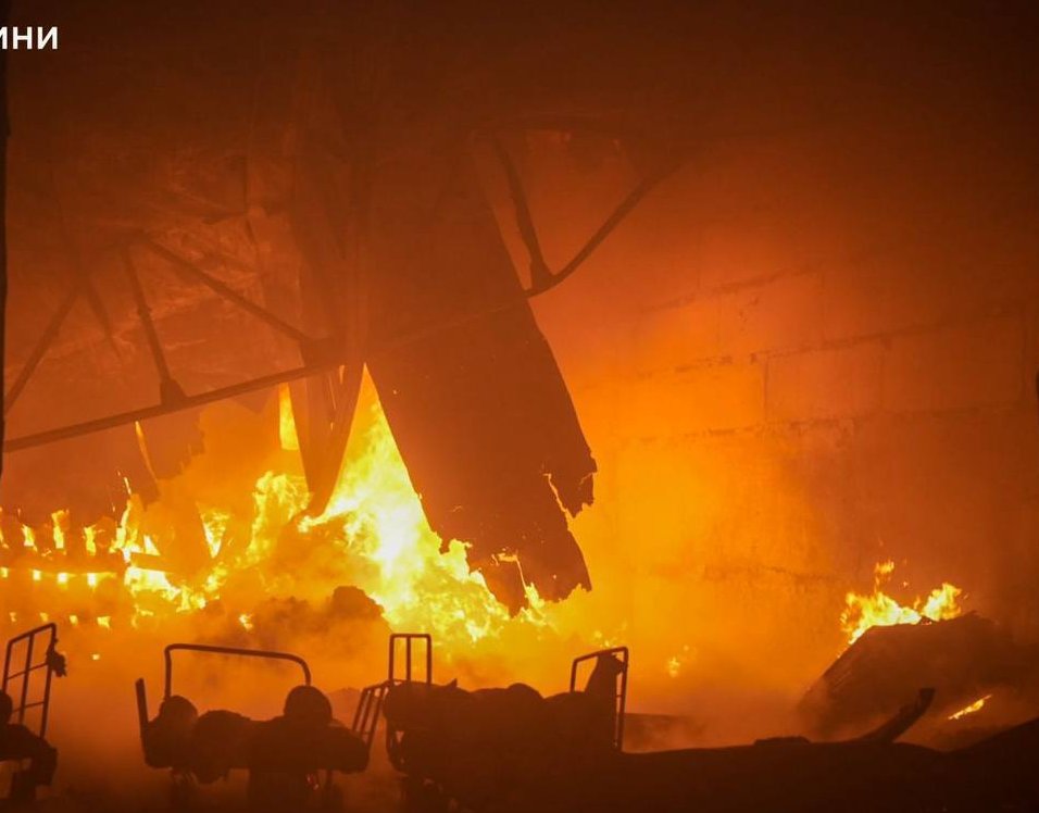 A large-scale fire broke out, covering an area of ​​over 5,000 m². The fire engulfed several warehouses where fabrics, clothing, and packaging materials were stored.