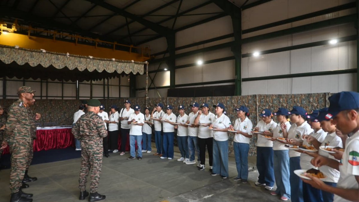 Spearcorps's tweet photo. Spear Head Division of #SpearCorps flagged off a Pilgrimage Tour of 20 locals from Upper Siang district at #Likabali Military Station, #ArunachalPradesh. The tour from Tuting to Gaya & Santiniketan will traverse through the serene and spiritually significant route, allowing participants to immerse themselves in the religious heritage of the region.

#SpearCorps के Spear Head Division ने #ArunachalPradesh  के #Likabali सैन्य अड्डे से ऊपरी सियांग जिले के 20 स्थानीय लोगों को रवाना किया। Tuting से Gaya और Santiniketan तक की यह यात्रा आध्यात्मिक रूप से महत्वपूर्ण मार्ग से होकर गुज़रेगी, जिससे प्रतिभागियों को इस क्षेत्र की धार्मिक विरासत का अनुभव करने का मौका मिलेगा।

@adgpi 
@easterncomd 
@prodefkohima 

Facebook-https://t.co/y8wWcPimKw
Instagram-https://t.co/rVSG281llj