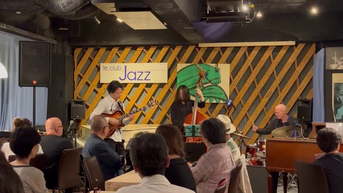 NakanoJazz's tweet photo. レコ発最終日@ Le Club Jazzさん満員御礼‼️多くの方々に来ていただきました。本当にありがとうございました！！
#jazz #jazzguitar #jazzguitarist #guitarist #guitar #junnakano #vonbaron #keishirosaito #gig #ジャズ #ギター #ジャズギター #ギタリスト #中野純 #ボンバロン #斎藤敬司郎 #レコ発 https://t.co/qwQCGo0zoc