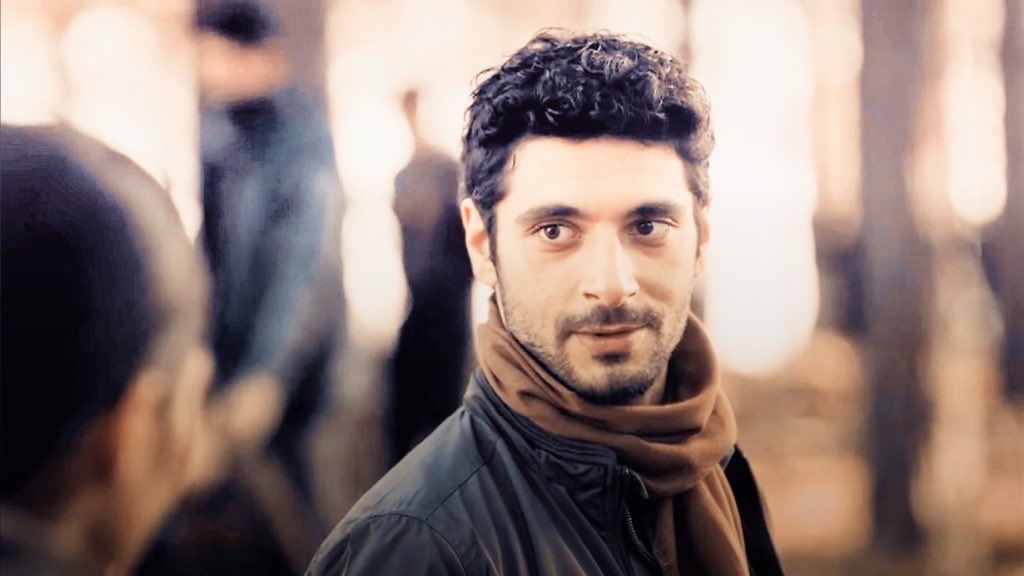 sıcacık bir dönerin sıcacık tebessümlere dönüşeceğini kim bilebilirdi ki?

#teşkilat • #eybuğ