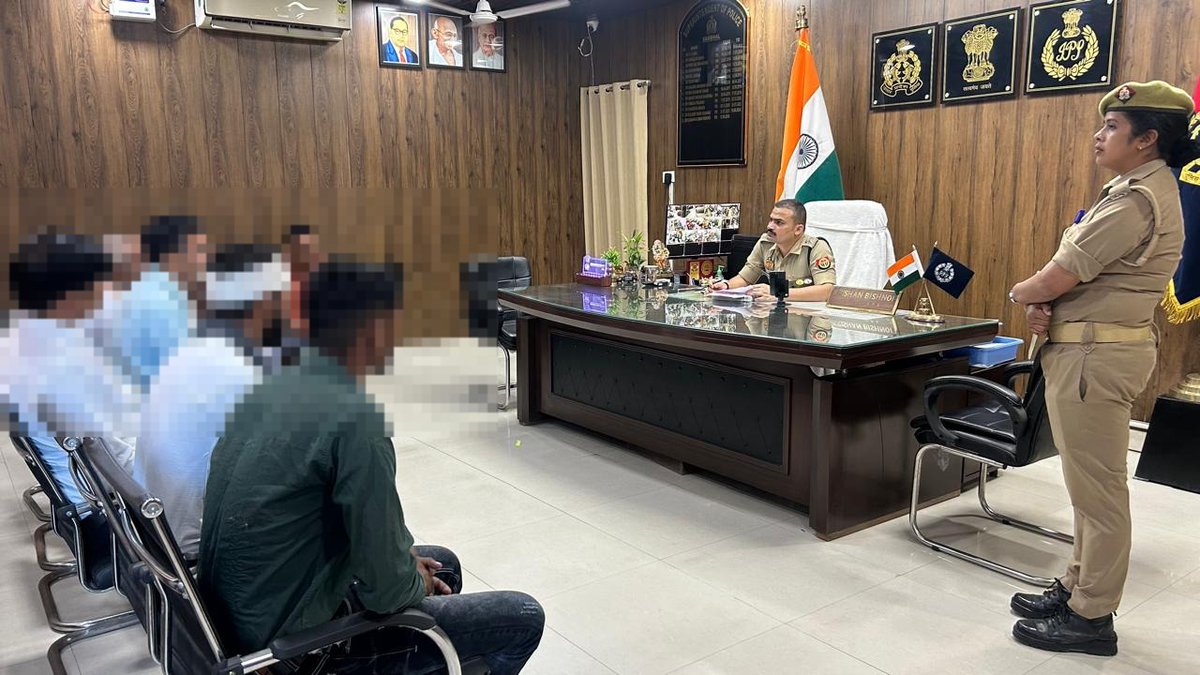 sambhalpolice's tweet image. #SPSambhal @Krishan_IPS द्वारा पुलिस कार्यालय पर जनसुनवाई कर फरियादियों की समस्याओं/शिकायतों को सुना गया, जनसुनवाई के दौरान प्राप्त शिकायतों के शीघ्र एवं गुणवत्तापूर्ण निस्तारण हेतु सम्बन्धित को निर्देशित किया गया।
#UPPolice