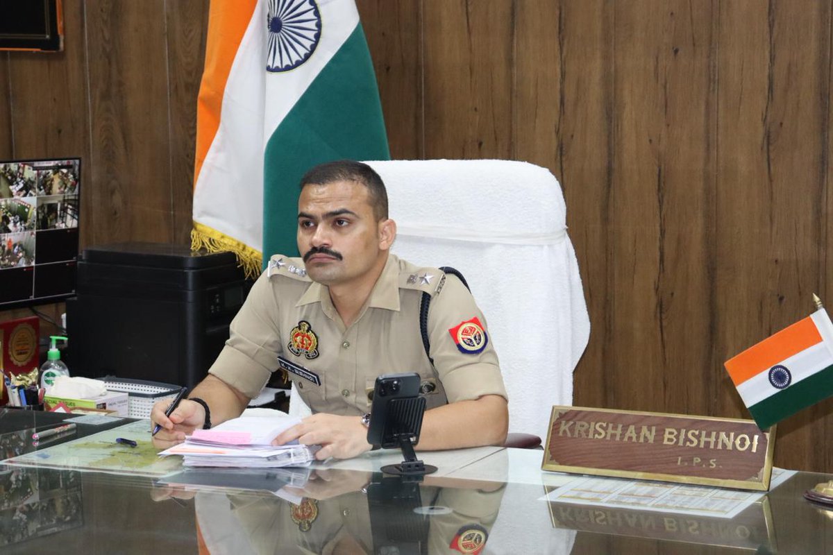 sambhalpolice's tweet image. #SPSambhal @Krishan_IPS द्वारा पुलिस कार्यालय पर जनसुनवाई कर फरियादियों की समस्याओं/शिकायतों को सुना गया, जनसुनवाई के दौरान प्राप्त शिकायतों के शीघ्र एवं गुणवत्तापूर्ण निस्तारण हेतु सम्बन्धित को निर्देशित किया गया।
#UPPolice