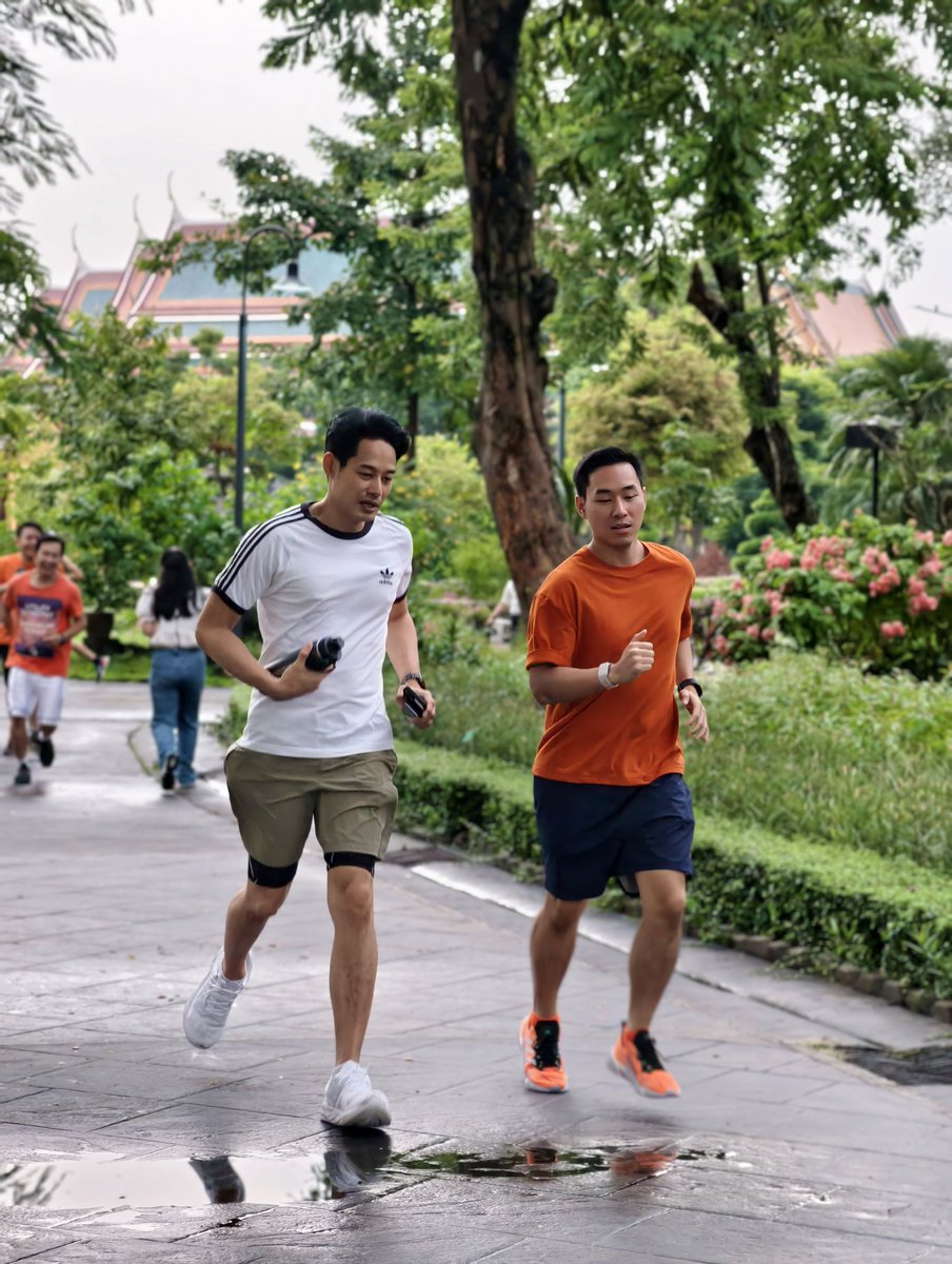 ParamaitV's tweet photo. 🏃‍♂️ Run & Fun กรุงเทพฯ เขต 1
โชคดีสุดๆ ☀️ ฝนหยุดตกก่อนเริ่มกิจกรรมเพียง 20 นาที! บรรยากาศสนุกสนาน เต็มไปด้วยรอยยิ้ม😄

ขอขอบคุณ อาจารย์เพชร กรุณพล ที่มาร่วมพูดคุยและให้ความรู้ดีๆ กับว่าที่ผู้สมัคร ส.ก. พรรคประชาชน ทั้ง 7 เขตทั่วกรุงเ��พ รวมถึงเพื่อนสมาชิกว่าที่ผู้สมัคร จากเขตคลองเตย และเขตหนองแขม ที่มาร่วมกิจกรรมในวันนี้ด้วยครับ 🙏

กิจกรรมนี้เป็นเพียงจุดเริ่มต้นเท่านั้น!
📍ครั้งต่อไปเราจะเวียนไปจัดความสนุกกันในแต่ละเขตให้ทุกคนได้มาวิ่ง มาพบปะ พูดคุย และสร้างสุขภาพดีไปด้วยกัน พร้อมได้ทั้ง สุขภาพที่ดี สาระดีๆ ความสนุกสนาน และเสียงหัวเราะ ตลอดงาน 💪✨