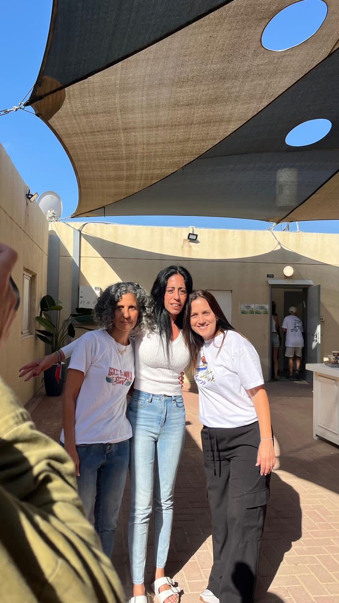 עינב צנגאוקר, ויקי כהן וענת אנגרסט עכשיו ברעים לקראת הפגישה עם בניהן. איזו חבורת נשים מרשימות וחזקות פגשנו פה בשנתיים האלה ובאילו נסיבות. כמה שיעורים למדנו מהן. רק לפני רגע הן צעדו ברחובות, רק לפני רגע היו בחוסר וודאות איום. כמה שמגיע להן סוף טוב. 

אמא לעולם לא מוותרת