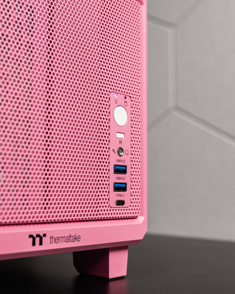 ThermaltakeInc's tweet image. ♡ TR100 Bubble Pink ♡

Sweet style meets compact performance with this setup by @dreamcoresg.
Perfect for those who love a pop of color in their build 🎀✨

#Thermaltake #PCBuild #CustomPC #GamingSetup #PCModding #GamingCommunity #BubblePink #TR100 #itx #sff