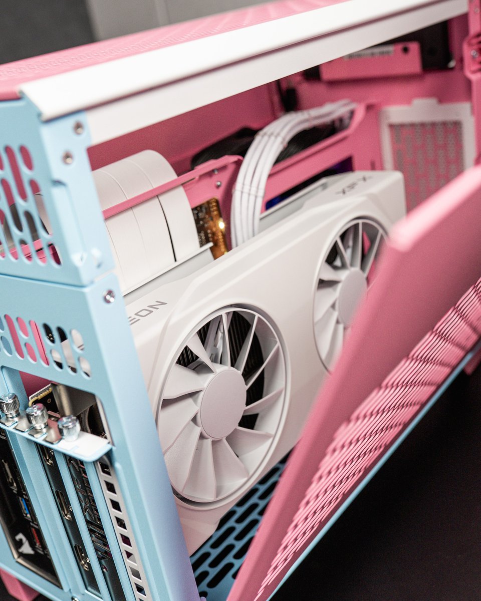 ThermaltakeInc's tweet image. ♡ TR100 Bubble Pink ♡

Sweet style meets compact performance with this setup by @dreamcoresg.
Perfect for those who love a pop of color in their build 🎀✨

#Thermaltake #PCBuild #CustomPC #GamingSetup #PCModding #GamingCommunity #BubblePink #TR100 #itx #sff