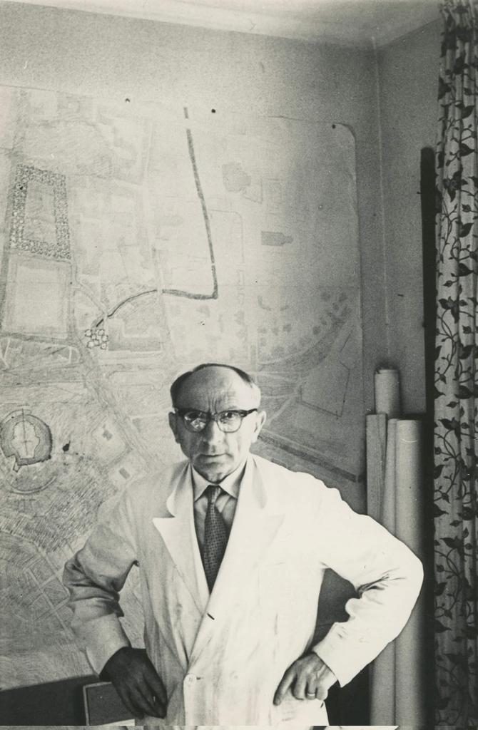 Als ik aan het niksen ben terwijl ik eigenlijk moet werken, kijk ik even diep in de ogen van architect Jos. Klijnen (1887–1937).

Dan weet ik: aan het werk, luie Kuit.