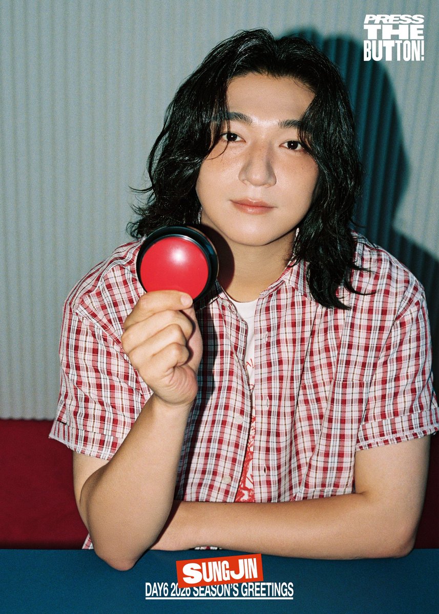 DAY6(데이식스) 2026 Season’s Greetings [Press The Button!]🕹
 
#성진 #SUNGJIN
 
🔴PRE-ORDER
25.10.23 THU 11:00 - 11.02 SUN 23:59 (KST)
 
#DAY6 #데이식스
#DAY6_Press_The_Button
#2026SEASONSGREETINGS