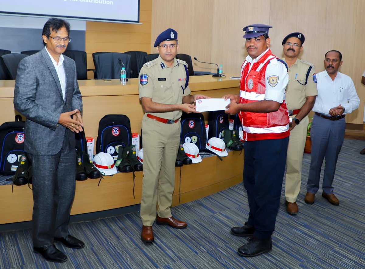 SCSC_Cyberabad's tweet image. 👏 Cyberabad Police &amp;amp; SCSC marked 1+ years of the Traffic Marshal Program!

From 50→135 marshals—driving safer, smoother roads across Cyberabad. 🚗

#SCSC #CyberabadPolice #RoadSafety #TrafficMarshals