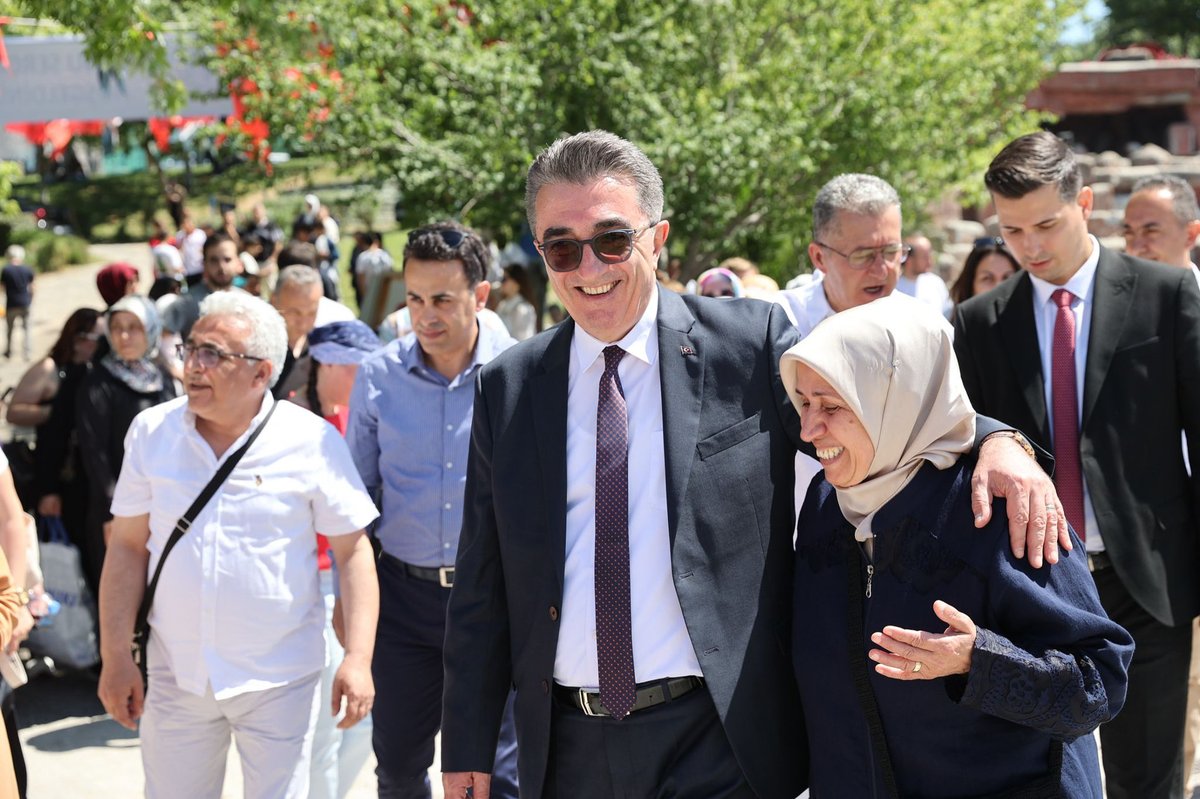 Bugün, hukuksuz bir şekilde tutulduğum Silivri Zindanı’nda 1. ayım doldu.

Bir aydır sizlerden uzakta, küçücük bir hücrede yaşamımı sürdürmeye çalışıyorum. Bu süreçte beni dualarıyla, mektuplarıyla bir an yalnız bırakmayan, dayanışma ve kardeşlik duygusunu yüreğimde hissettiren