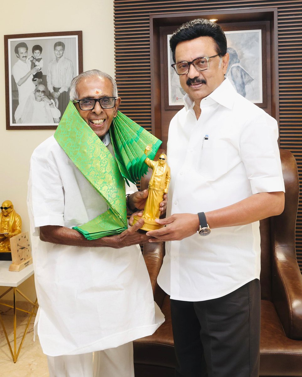 mkstalin's tweet image. நூற்றாண்டு காணும் திரு. லட்சுமி காந்தன் பாரதி! அனைவருக்கும் எடுத்துக்காட்டான காந்திய வாழ்வு!

விடுதலைப் போராட்ட வீரர் - மொழிப்போர்த் தீரர் நாவலர் சோமசுந்தர பாரதியார் அவர்களின் பெயரன், விடுதலைப் போராட்டத் தியாகிகள் கிருஷ்ணசாமி பாரதி, லட்சுமி பாரதி ஆகியோரின் மகன் என நாட்டுக்காக…