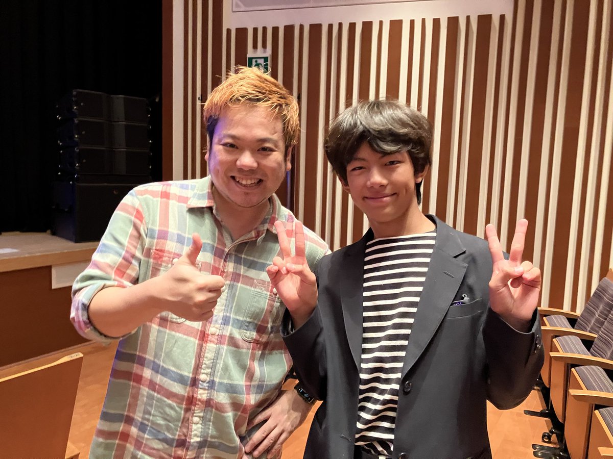 Sun69Good's tweet photo. 本日は2号、ギター🎸発表会でした
会場では以前に習っていた先生に1年振りに遭遇‼️
オヤジは隙間時間にhguc MS06R-2(中古)に遭遇してリアクションバイト🤣
作品展には1/60と一緒に展示しようと思います🤗
#ギタリスト
#小学6年生
#ガンプラ
#MS06R2
#ザク
#ジョニーライデン https://t.co/BAYXt9xeBH