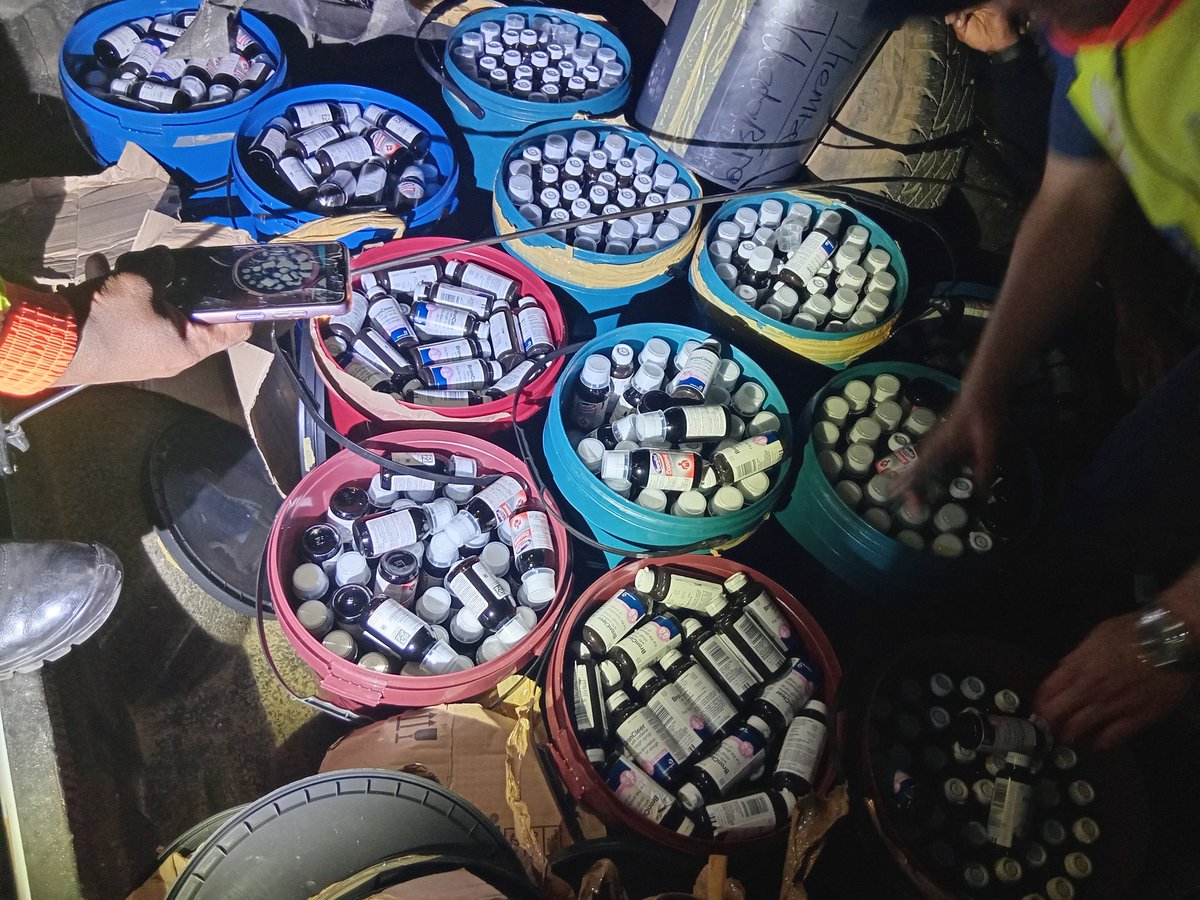 Miz_Ruraltarain's tweet image. Breaking News: 2 Zimbabweans arrested trafficking medication from public healthcare facilities.
When South Africans say Zimbabweans take medication in South Africa to sell in Zimbabwe, people say it is notions of xenophobic that can't be proven. On the 12th of October, 2025,…