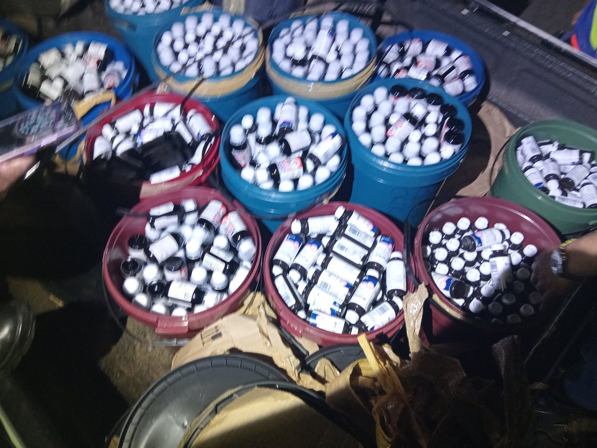 Miz_Ruraltarain's tweet image. Breaking News: 2 Zimbabweans arrested trafficking medication from public healthcare facilities.
When South Africans say Zimbabweans take medication in South Africa to sell in Zimbabwe, people say it is notions of xenophobic that can't be proven. On the 12th of October, 2025,…
