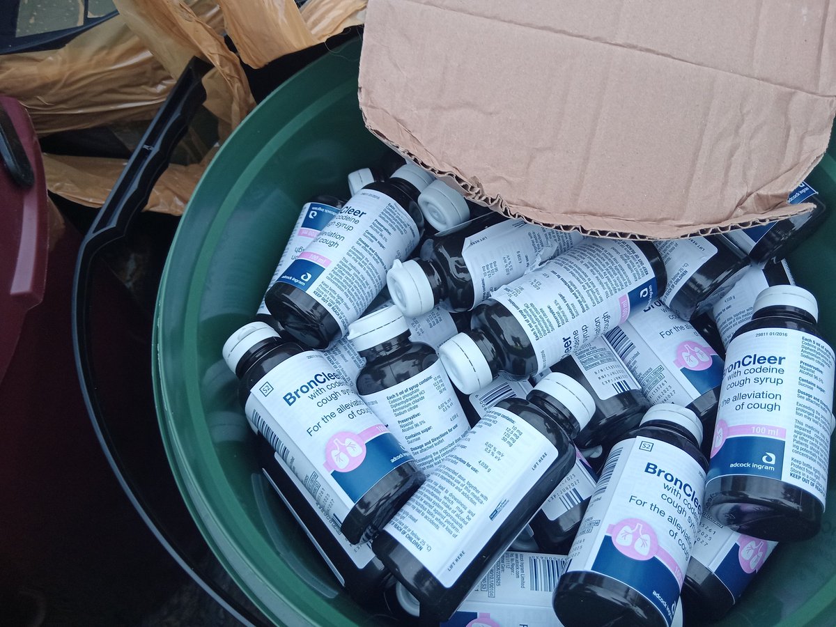 Miz_Ruraltarain's tweet image. Breaking News: 2 Zimbabweans arrested trafficking medication from public healthcare facilities.
When South Africans say Zimbabweans take medication in South Africa to sell in Zimbabwe, people say it is notions of xenophobic that can't be proven. On the 12th of October, 2025,…