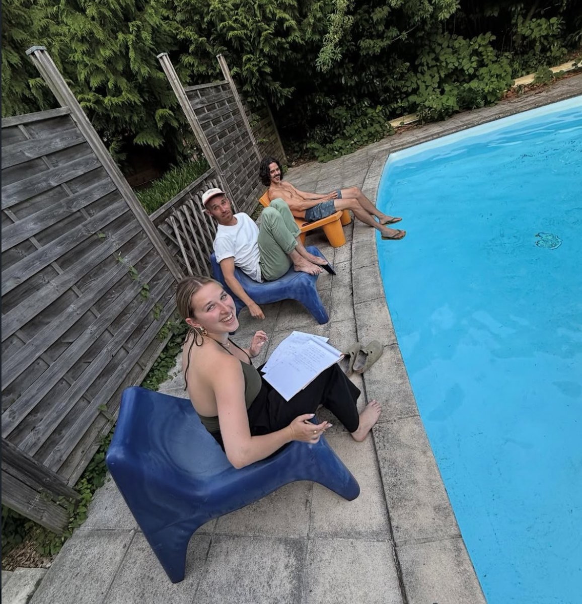 Elle a écrit piscine au bord de la piscine ? 😭