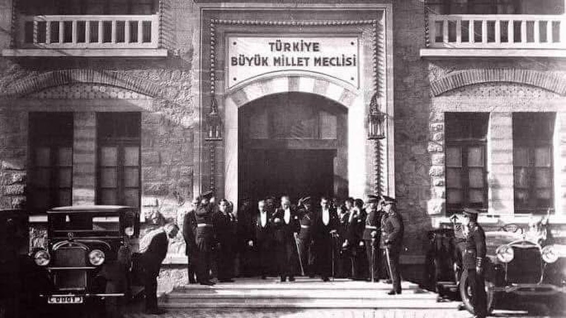 AHMETMESE09's tweet photo. Milli iradenin ve milli mücadalenin merkezi Ankara'mızın başkent oluşunun 102yıl dönümü kutlu olsun.
Gazi Mustafa Kemal Atatürk ve silah arkadaşlarını rahmetle anıyorum https://t.co/CsHFhFUmrj