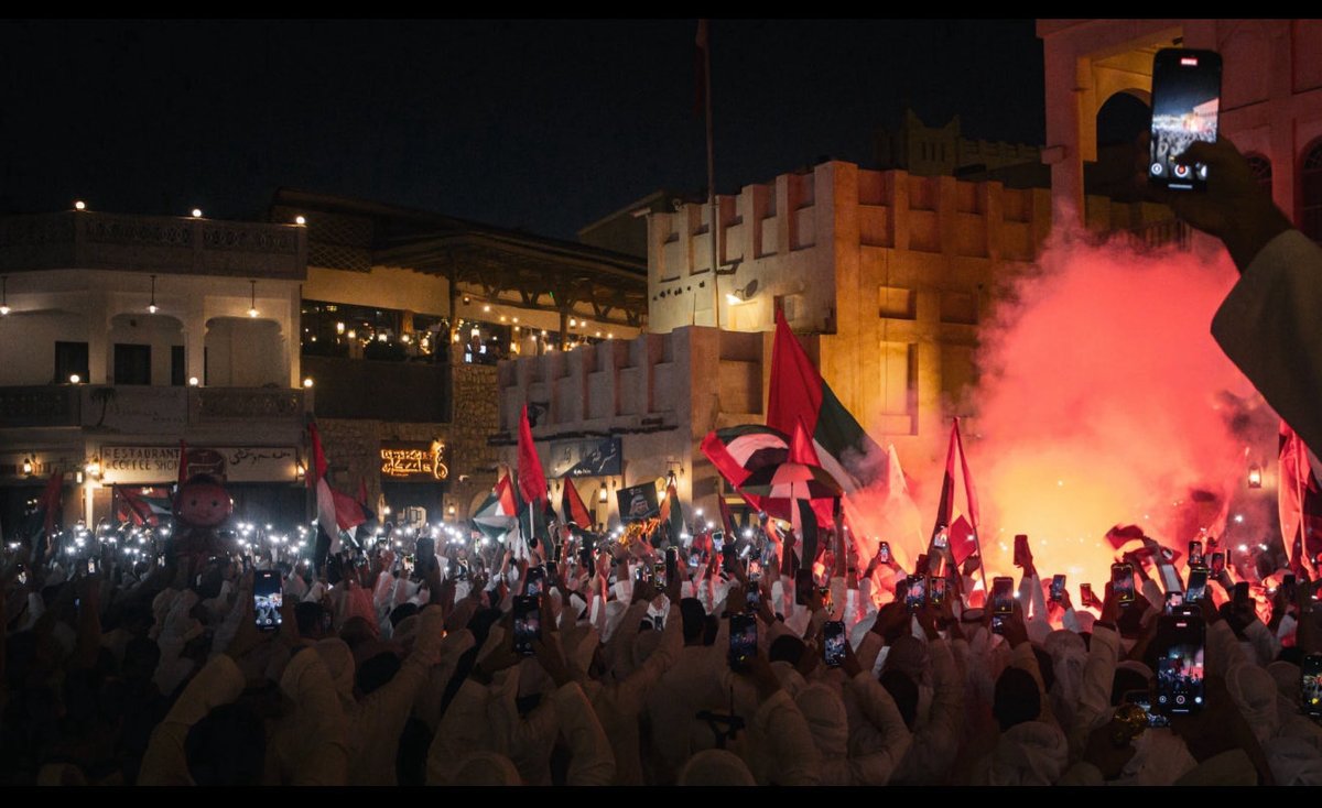 لأول مره من سنوات طويله أشوف مباراه شاغله الشعب الإماراتي بأكمله 
فالدوامات ؟ مافي كلام غير عن مباراة المنتخب
فالميالس ؟ مافي كلام غير عن مباراة المنتخب 
فالكوفيات ؟ مافي كلام غير عن مباراة المنتخب

وين ماتلف فالدوله ماتشوف ولا تسمع أي شي حالياً غير مباراة المنتخب ، يارب أكرم