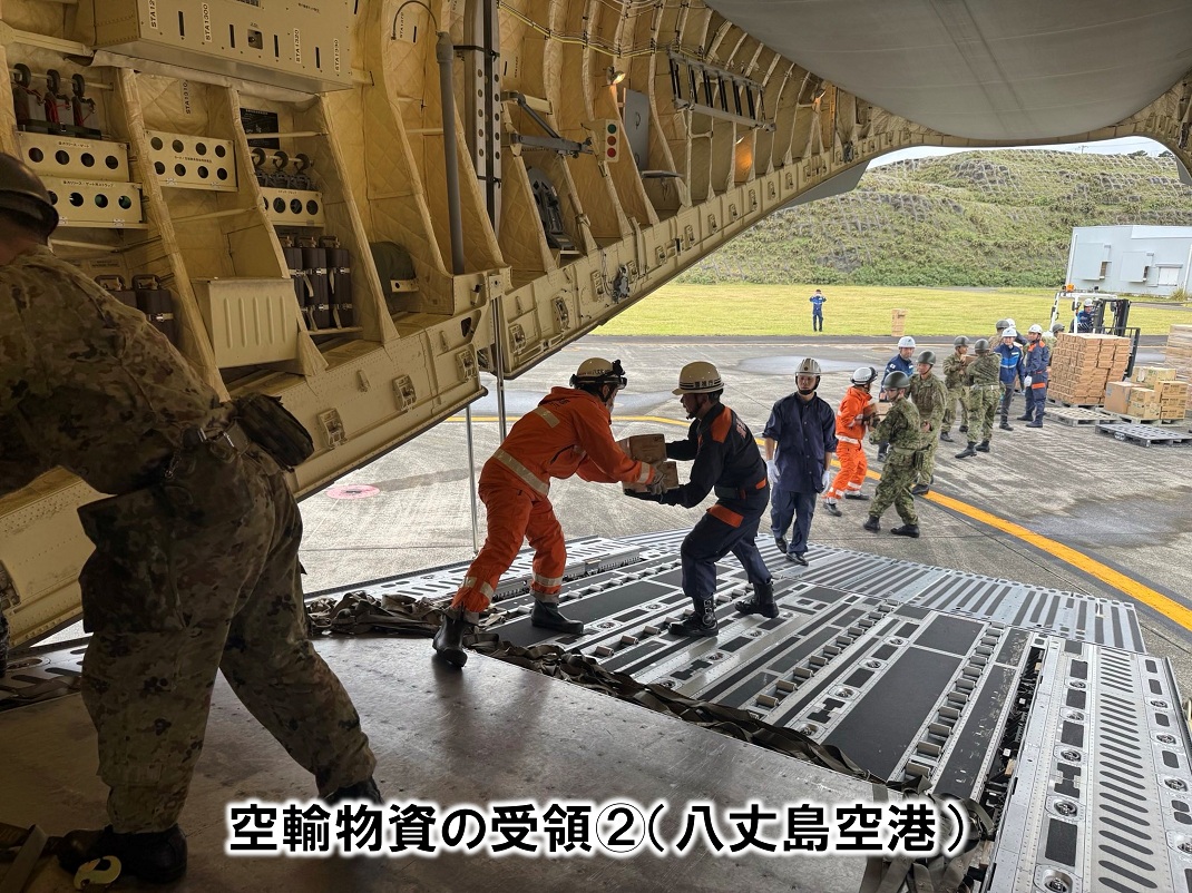 【八丈島災害派遣⑤】
　１０月１２日（土）、入間基地から八丈島空港において、航空自衛隊Ｃ-２輸送機による生活必需品等の空輸が行われたことから、師団連絡班は、八丈町等関係機関と連携し、当該物資の受領に協力しました。
＃第１師団 ＃任務完遂 ＃八丈島 ＃災害派遣