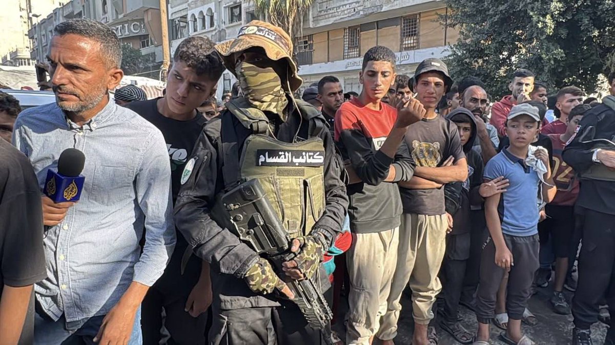 وحدة الظل التابعة لكتائب القسام اثناء تسليم الدفعة الاولى من الاسرى