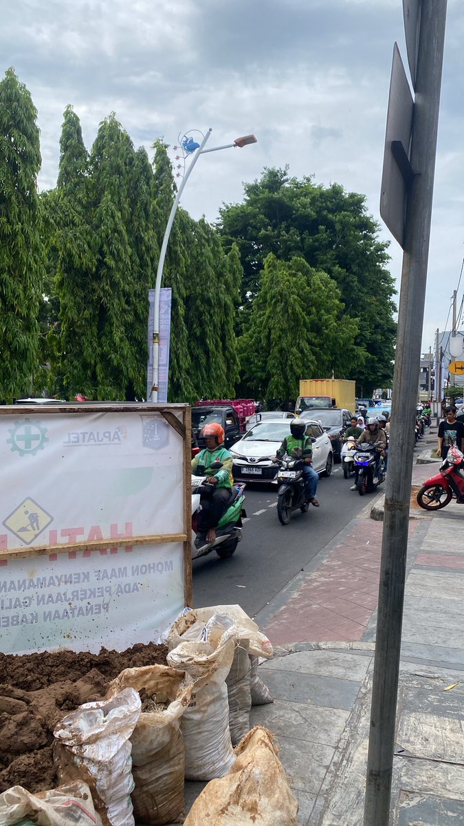 Eduardkuncoro's tweet photo. @KemenPU @DKIJakarta ini jl pesanggrahan raya macet terus, abis jpo skg ada galian kabel udara.. pak @pramonoanung boleh dibantu @kotajakbar https://t.co/nNG6R4bTgH